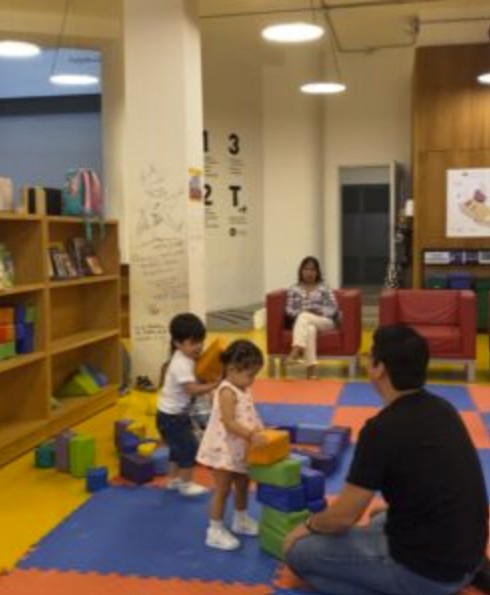 Actividad para niñas y niños en la biblioteca infantil Ría