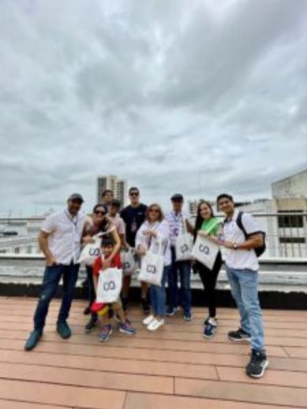 Grupo de participantes de Guayaquil a pie en una terraza del centro de la ciudad