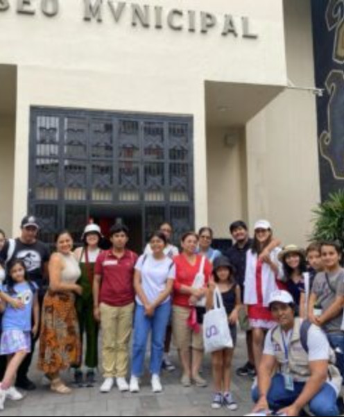 Participantes de Guayaquil a pie frente al Museo Municipal de Guayaquil