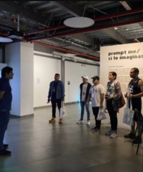 Recorrido por una sala de exposición durante Guayaquil a pie