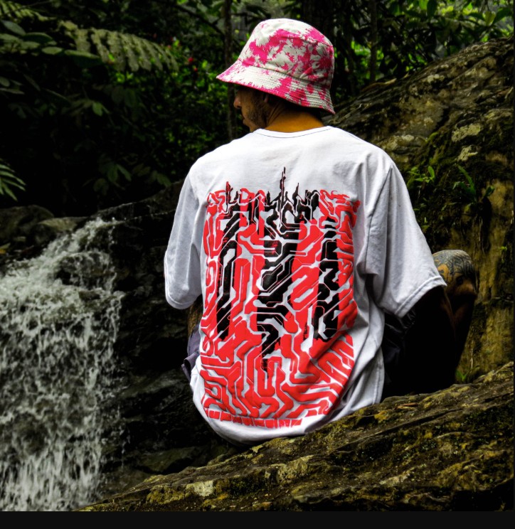 Camiseta con estampado de artista local, parte del catálogo de LATENTE