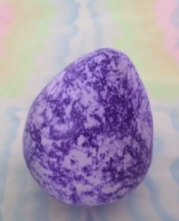 Pieza de cerámica con acabado moteado en violeta