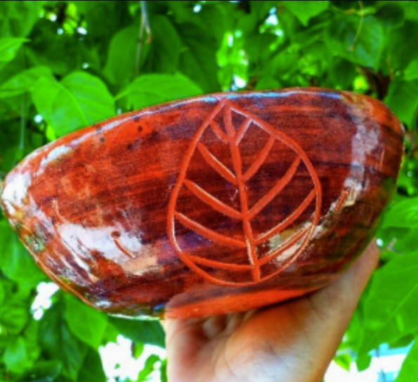 Cuenco de cerámica esmaltada con hoja tallada en relieve